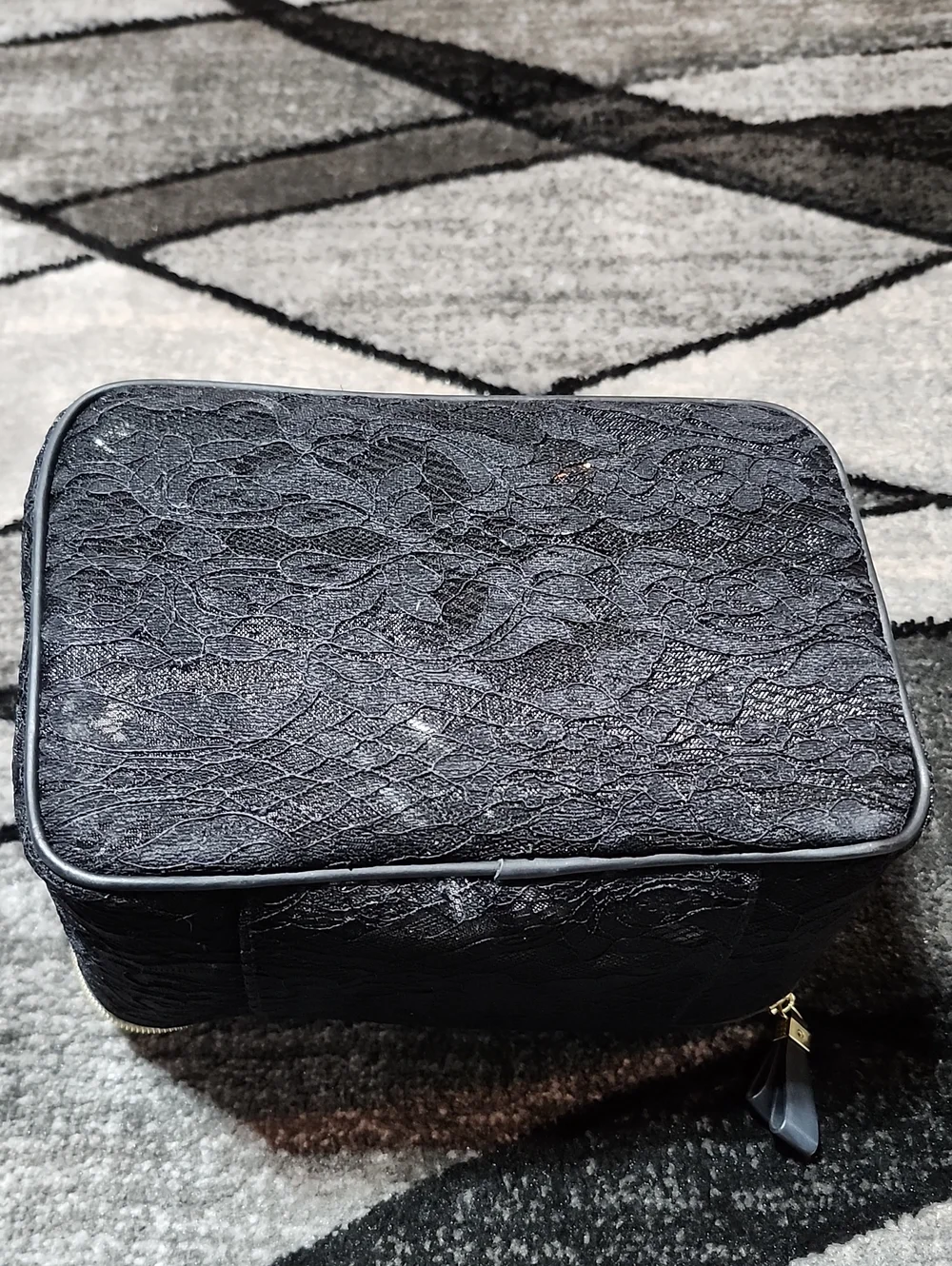 VICTORIA SECRET 2016 BLACK LACE OVERLAY GOLD EMBOSSED BOW TRAVEL TRAIN CASE